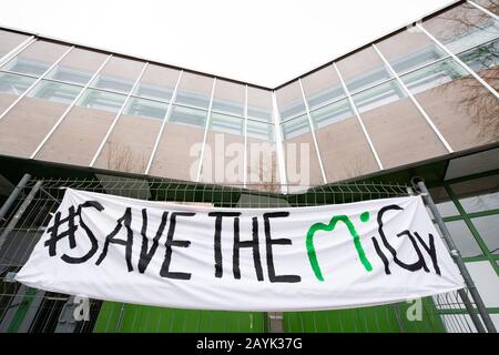 Geislingen An Der Steige, Deutschland. Februar 2020. Vor dem Michelberg-Gymnasium hängt ein Banner mit der Aufschrift "Save THE MiGy". Nach der Sanierung der Schule hatten Experten im vergangenen Jahr Mängel festgestellt. Kultusminister Eisenmann (CDU) setzt sich nun für den Erhalt der Schule ein. Kredit: Tom Weller / dpa / Alamy Live News Stockfoto