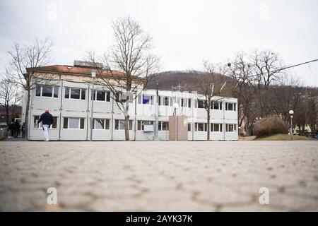 Geislingen An Der Steige, Deutschland. Februar 2020. Auf dem Schulhof befindet sich ein Container-Komplex mit Klassenräumen, da ein Teil des Schulgebäudes wegen Einsturzgefahr geschlossen werden musste. Nach der Sanierung der Schule hatten Experten im vergangenen Jahr Mängel festgestellt. Kultusminister Eisenmann (CDU) setzt sich nun für den Erhalt der Schule ein. Kredit: Tom Weller / dpa / Alamy Live News Stockfoto