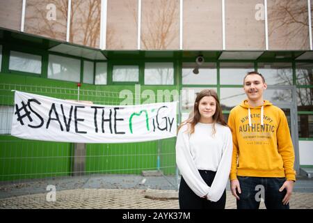 Geislingen An Der Steige, Deutschland. Februar 2020. Die Studentenvertreter Franziska Reinelt (l) und Cedric Riemer (r) stehen vor einem Banner mit der Aufschrift '#SAVE THE MiGy', das vor dem Michelberg-Gymnasium hängt. Nach der Sanierung der Schule hatten Experten im vergangenen Jahr Mängel festgestellt. Kultusminister Eisenmann (CDU) setzt sich nun für den Erhalt der Schule ein. Kredit: Tom Weller / dpa / Alamy Live News Stockfoto