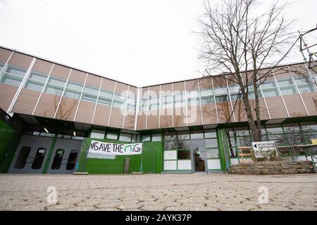 Geislingen An Der Steige, Deutschland. Februar 2020. Vor dem Michelberg-Gymnasium hängt ein Banner mit der Aufschrift "Save THE MiGy". Nach der Sanierung der Schule hatten Experten im vergangenen Jahr Mängel festgestellt. Kultusminister Eisenmann (CDU) setzt sich nun für den Erhalt der Schule ein. Kredit: Tom Weller / dpa / Alamy Live News Stockfoto