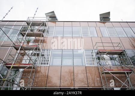 Geislingen An Der Steige, Deutschland. Februar 2020. Auf der façade des Michelberger Gymnasiums stehen Gerüste. Nach der Sanierung der Schule hatten Experten im vergangenen Jahr Mängel festgestellt. Kultusminister Eisenmann (CDU) setzt sich nun für den Erhalt der Schule ein. Kredit: Tom Weller / dpa / Alamy Live News Stockfoto