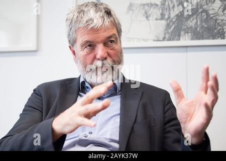 Geislingen An Der Steige, Deutschland. Februar 2020. Heiner Sämann, Schulleiter des Michelberger Gymnaiums, hatte im vergangenen Jahr bei einem Gespräch mit der dpa Nach der Sanierung der Schule Mängel festgestellt. Kultusminister Eisenmann (CDU) setzt sich nun für den Erhalt der Schule ein. Kredit: Tom Weller / dpa / Alamy Live News Stockfoto