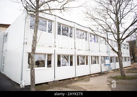 Geislingen An Der Steige, Deutschland. Februar 2020. Auf dem Schulhof befindet sich ein Container-Komplex mit Klassenräumen, da ein Teil des Schulgebäudes wegen Einsturzgefahr geschlossen werden musste. Nach der Sanierung der Schule hatten Experten im vergangenen Jahr Mängel festgestellt. Kultusminister Eisenmann (CDU) setzt sich nun für den Erhalt der Schule ein. Kredit: Tom Weller / dpa / Alamy Live News Stockfoto