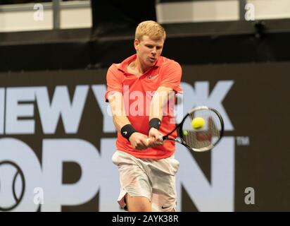 Hempstead, USA. Februar 2020. Kyle Edmund of Great Britain kehrt während des Halbfinalspiels gegen Miomir Kecmanovic aus Serbien beim Tennisturnier ATP 250 New York Open 2020 im Nassauischen Kolosseum den Ball zurück, Edmund gewann Match (Foto von Lev Radin/Pacific Press) Credit: Pacific Press Agency/Alamy Live News Stockfoto