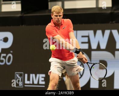 Hempstead, USA. Februar 2020. Kyle Edmund of Great Britain kehrt während des Halbfinalspiels gegen Miomir Kecmanovic aus Serbien beim Tennisturnier ATP 250 New York Open 2020 im Nassauischen Kolosseum den Ball zurück, Edmund gewann Match (Foto von Lev Radin/Pacific Press) Credit: Pacific Press Agency/Alamy Live News Stockfoto