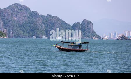 Junk Boat Crossing ha Long Bay, Vietnam Stockfoto