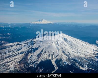 Luftaufnahme des Mt St Helens mit Mt Adams im Hintergrund Stockfoto