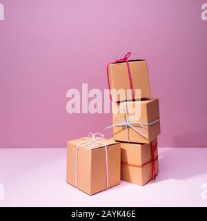 Handwerk Kartons auf die solide rosa Hintergrund. Urlaub, Geschenk, das Konzept. Platz Stockfoto