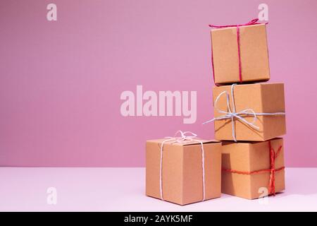 Handwerk Kartons auf die solide rosa Hintergrund. Urlaub, Geschenk, das Konzept. Horizontale Stockfoto