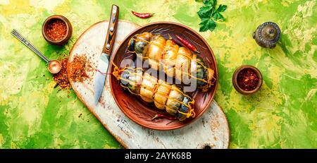 Heiß geräucherte Makrelenrolle. Köstlicher geräucherter Fisch auf Platte. Meeresfrüchte Stockfoto