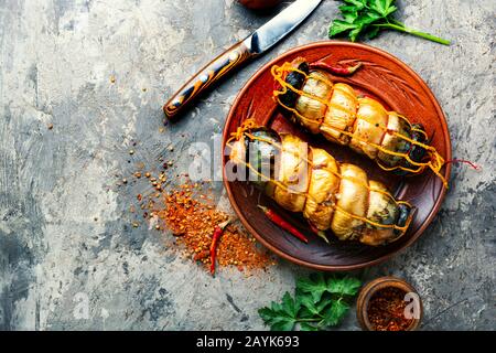 Appetitliche Fischrolle aus geräuchertem Makrele. Stockfoto