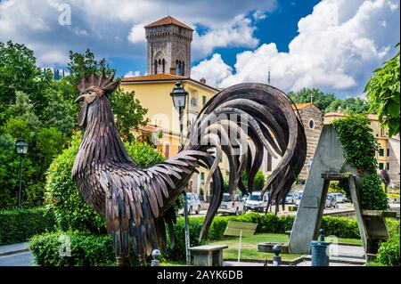 Galo nero Skulptur (schwarzer Hahn) das Symbol des Chianti Classico in der mittelalterlichen Stadt Gaiole in Chianti, Chianti-Region, Toskana, Italien Stockfoto
