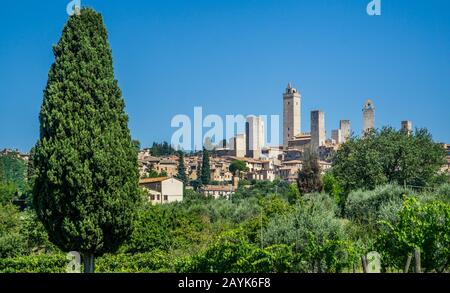 San Gimignano, eine ummauerte, mittelalterliche Bergstadt in der Provinz Siena, einzigartig in der Erhaltung von etwa einem Dutzend seiner Turmhäuser, der Toskana, Italien Stockfoto