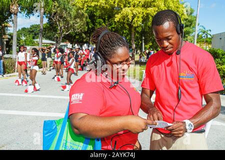 Miami Florida, North Miami, internationale Thanksgiving Day Parade, NE 125th Street, lokale Feier, schwarzer Mann, Männer, Frau, Frauen, Organisator, hea Stockfoto