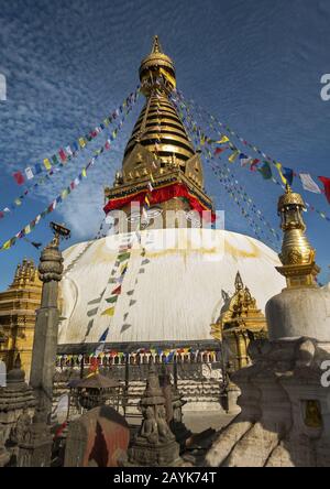 Vertikales Porträt einer hinduistisch-buddhistischen Großen Stupa und Gebetsfahnen mit blauem Himmel am Swayambhunath oder im Affentempel in Kathmandu, Nepal Stockfoto