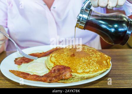 Miami Florida, North Miami, NE 125th Street, Jimmy's Place, Restaurant Restaurants Essen Essen Essen Café Cafés, Abendessen, Pfannkuchen, Sirup, Gießen, Essen, FL101129037 Stockfoto