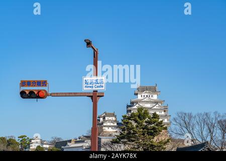 Burg Himeji am sonnigen Tag des klaren blauen Himmels, bekannt als Hakuro-Jo oder Shirasagi-Jo (Weiße Egret oder Weiße Burg Heron) Stockfoto