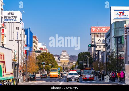 Das Stadtbild von Himeji am sonnigen Tag mit klarem blauen Himmel. Beliebter Sightseeing-Spot in der Region Kansai. Himeji, Präfektur Hyogo, Japan Stockfoto