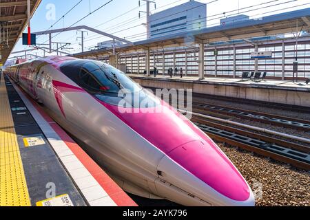 Hallo Kitty Shinkansen Kugelzug, Service auf Sanyo Shinkansen Linie. Betrieben von der West Japan Railway Company (JR West) Stockfoto