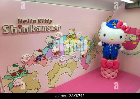 Hallo Kitty Shinkansen Kugelzug, Service auf Sanyo Shinkansen Linie. Betrieben von der West Japan Railway Company (JR West) Stockfoto