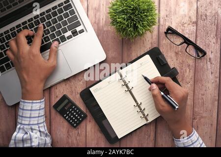 Draufsicht von man Hand mit Laptop auf dem Schreibtisch Stockfoto