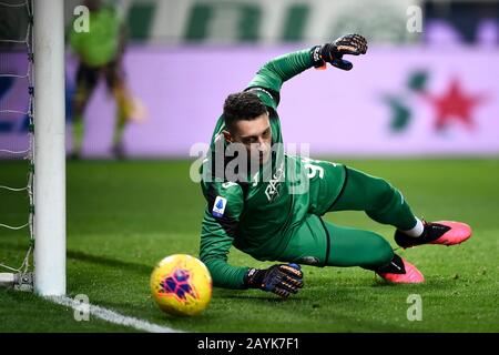 Bergamo, Italien - 15. Februar 2020: Pierluigi Gollini von Atalanta BC im Einsatz während des Serie-A-Fußballspiels zwischen Atalanta BC und AS Roma. Atalanta BC gewann 2:1 über AS Roma. Kredit: Nicolò Campo/Alamy Live News Stockfoto