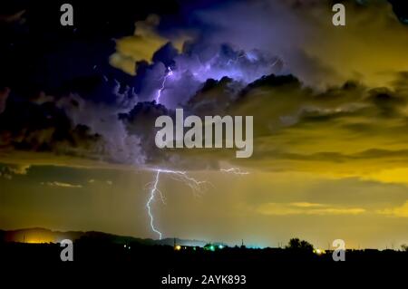 Ein Blitzsturm, der sich während der Saison 2015 in Monsoon über den Raum Metro-Phoenix in Arizona bewegt. Die bläulich violetten Blitze stammen vom WH Stockfoto