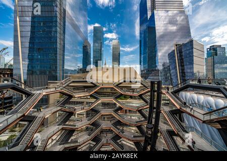 New YORK, USA - 07. OKTOBER: Dies ist die Schiffskonstruktion und moderne Wolkenkratzer-Gebäude in Hudson Yards am 07. Oktober 2019 in New York Stockfoto