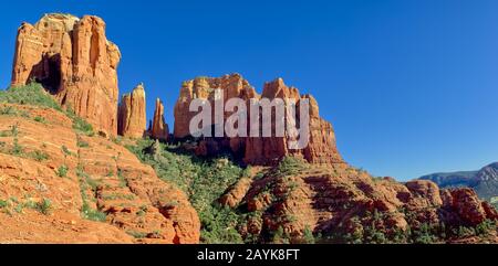 Blick auf den Cathedral Rock von Sedona von einer verborgenen Klippe aus. Diese Klippe ist nicht von dem Touristenpfad aus zu sehen, auf dem Besucher jeden Tag spazieren gehen. Stockfoto