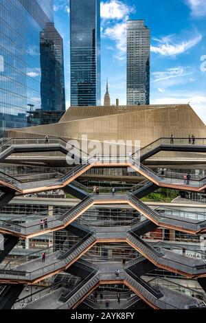 New YORK, USA - 07. OKTOBER: Dies ist die Schiffskonstruktion und moderne Wolkenkratzer-Gebäude in Hudson Yards am 07. Oktober 2019 in New York Stockfoto