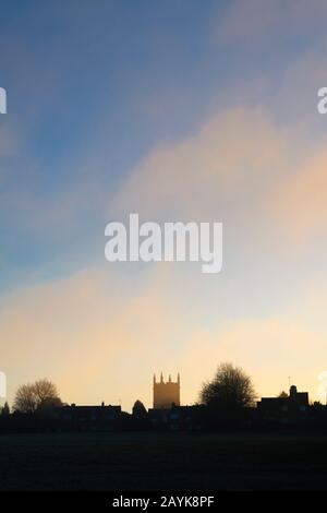 ST Edward's Church in Stow an der Wold bei Sonnenaufgang im Winternebel. Silhouette. Stow on the Wold, Cotswolds, Gloucestershire, England Stockfoto
