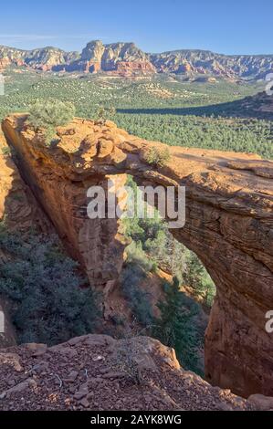 Ein Blick auf Sedona's Devil's Bridge Wahrzeichen von einer Klippe mit Blick auf die Formation. Stockfoto