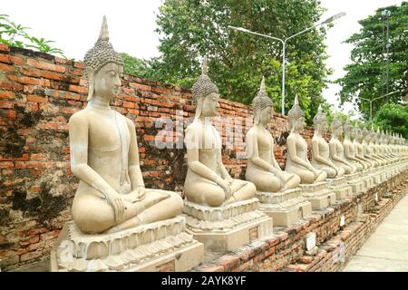 Eine Reihe von Buddha-Bildern rund Um die Innenwand des alten Tempels Wat Yai Chai Mongkhon, Ayutthaya Historical Park, Thailand Stockfoto