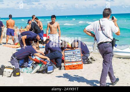 Miami Beach, Florida, Atlantik, Wasser, Feuerrettung, Notfall, HLW, kardiopulmonale Reanimation, Ertrinken, Opfer, raue Brandung, RIP-Strömungen EMC, Ärzte, FL Stockfoto