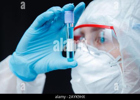 Medizinische Bioingenieurin, die an Entwicklungsimpfstoffen und Medikamenten in der Apotheke arbeitet. Schwarzer Hintergrund Stockfoto