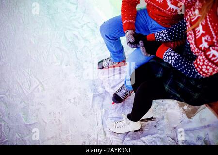 Eisschnelllaufliebhaber haben Spaß an der Winterferien Nacht Beleuchtung im Schnee Stockfoto