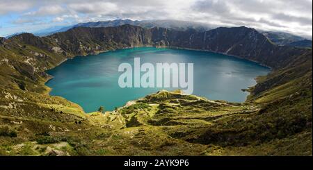 Panorama des türkisfarbenen Vulkankraters Lagune von Quilotoa entlang der berühmten Wanderung Quilotoa Loop in der Nähe von Quito, Ecuador. Stockfoto