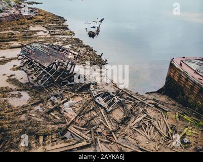 Friedhof der alten Schiffe Teriberka Murmansk Russland, Holz- bleibt der industriellen Fischerboote in Meer. Industrialisierung Konzept. Antenne Top View Stockfoto