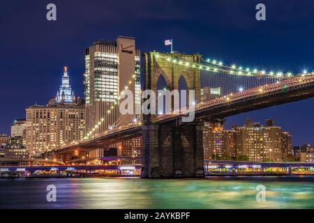 New YORK, USA - 09. OKTOBER: Nachtansicht der Brooklyn Bridge, einem historischen Wahrzeichen und beliebten Touristenziel am East River am 09. Oktober, 2. Oktober Stockfoto