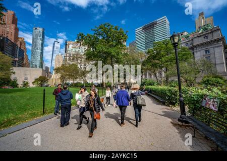 New YORK, USA - 10. OKTOBER: Dies ist der Battery Park, ein berühmter Flusspark im Finanzviertel von Manhattan in der Nähe des Fährterminals Whitehall am Okt Stockfoto