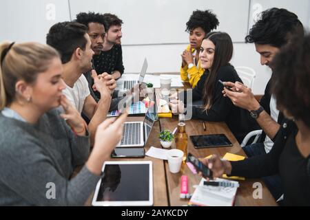 Eine Gruppe von multiethnischen kreativen Geschäftsleuten, die an einem Projekt arbeiten und ein Brainstorming-Meeting haben. Diskussion der Projektentwicklung. Teamarbeit an Stockfoto