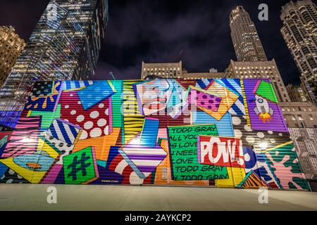 New YORK, USA - 10. OKTOBER: Nachtansicht des Maural Project Street Art im Finanzviertel von Manhattan am 10. Oktober 2019 in New York Stockfoto