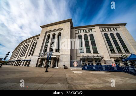 New YORK, USA - 11. OKTOBER: Dies ist ein Blick auf das Äußere des Yankee Stadium in der Bronx am 11. Oktober 2019 in New York Stockfoto