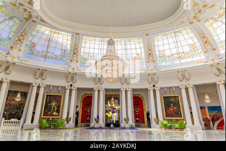 Nice, Frankreich - 27. Mai 2017: Extravagante, verzierte Einrichtung der Grand Salon Royal Lounge mit einem Baccarat-Kristallleuchter im luxuriösen Hotel in Negresco Stockfoto