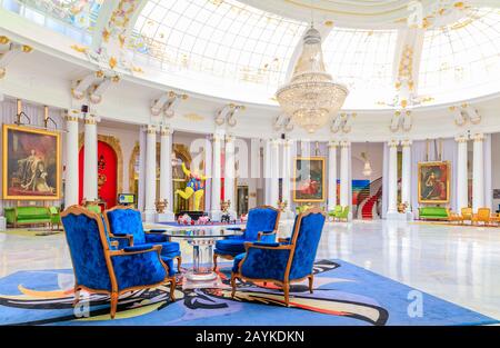 Nice, Frankreich - 27. Mai 2017: Extravagante, verzierte Einrichtung der Grand Salon Royal Lounge mit einem Baccarat-Kristallleuchter im luxuriösen Hotel in Negresco Stockfoto