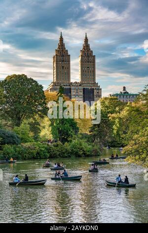 New YORK, USA - 12. OKTOBER: Schöner Blick auf Boote auf den See im Central Park mit dem San Remo Building in der Ferne am 12. Oktober 2019 in New Yor Stockfoto