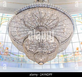 Nice, Frankreich - 27. Mai 2017: Extravaganter Baccarat-Kristallleuchter in der Grand Salon Royal Lounge des luxuriösen Hotels in Negresco Stockfoto