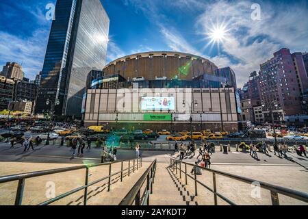 New YORK, USA - 13. OKTOBER: Dies ist ein Blick auf den Madison Square Garden vor der Penn Station an der 8th Avenue am 13. Oktober 2019 in New York Stockfoto