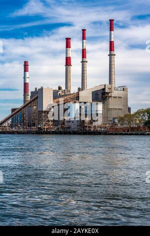 New YORK, USA - 13. OKTOBER: Blick auf die "Ravwood Generating Station", ein großes Kraftwerk in Long Island am 13. Oktober 2019 in New York Stockfoto