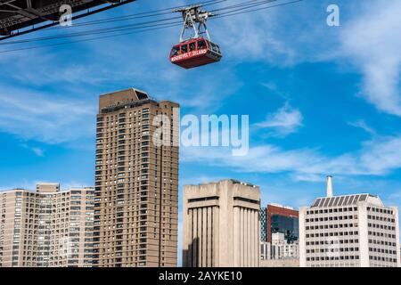 New YORK, USA - 13. OKTOBER: Blick auf die Seilbahn Roosevelt Island, die am 13. Oktober 2019 in New York über den Ostfluss führt Stockfoto